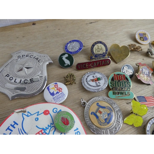 530 - An assortment of various badges etc.