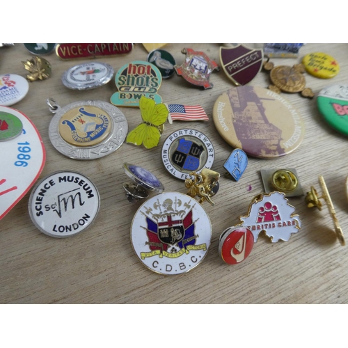 530 - An assortment of various badges etc.