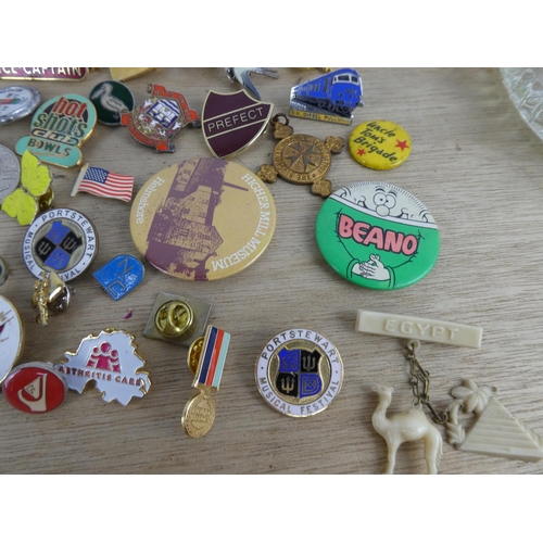 530 - An assortment of various badges etc.