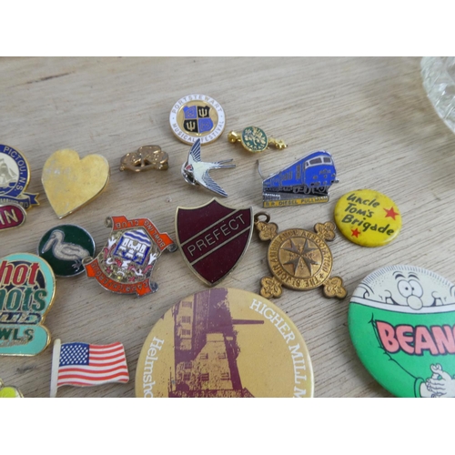 530 - An assortment of various badges etc.