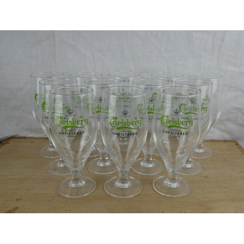 546 - A set of 12 Carlsberg pint glasses.