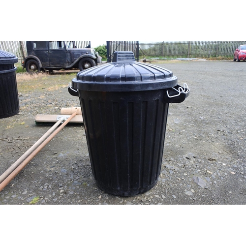 988 - A black dustbin with lid.