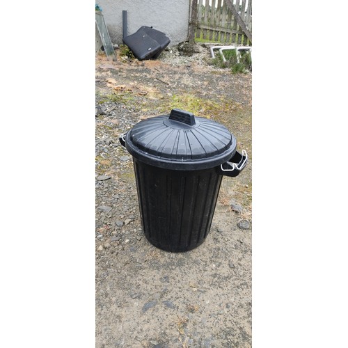 988b - A black dustbin with lid.