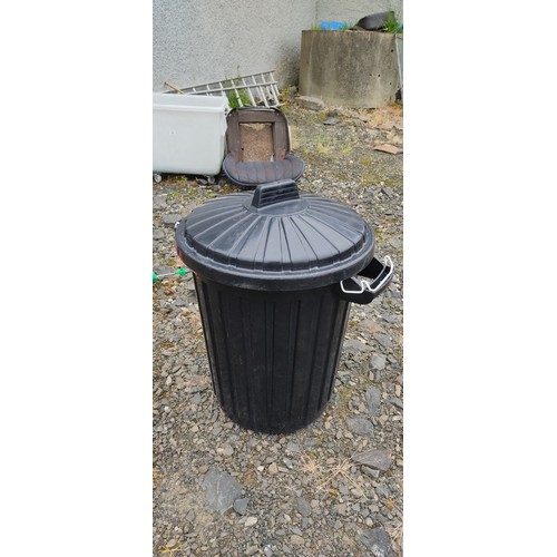 988c - A black dustbin with lid.