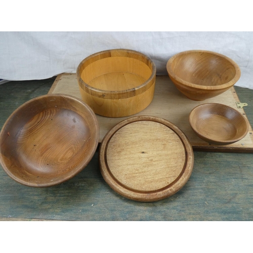 554 - An assortment of vintage wooden bowls & plates etc.