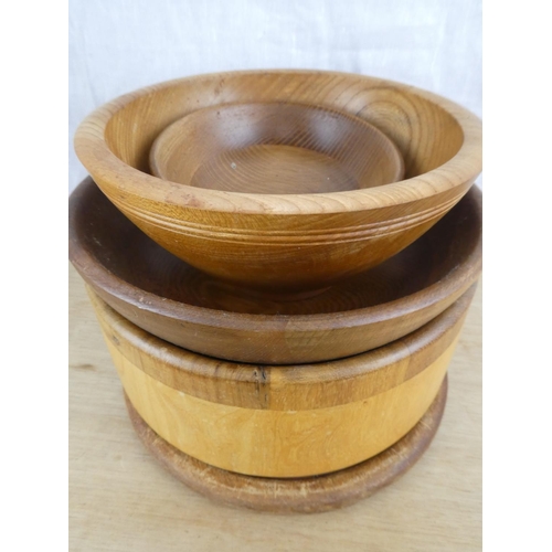 554 - An assortment of vintage wooden bowls & plates etc.