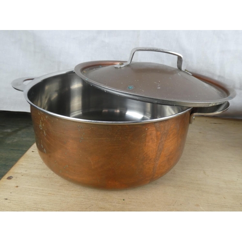 555 - An assortment of copper lined pots & pans.