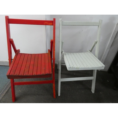 575 - A set of 4 vintage wooden folding chairs.