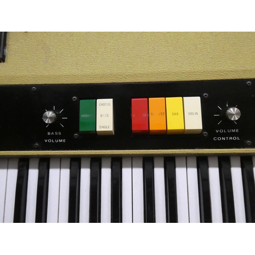 605 - A vintage CRB Diamond 600 keyboard in original case.