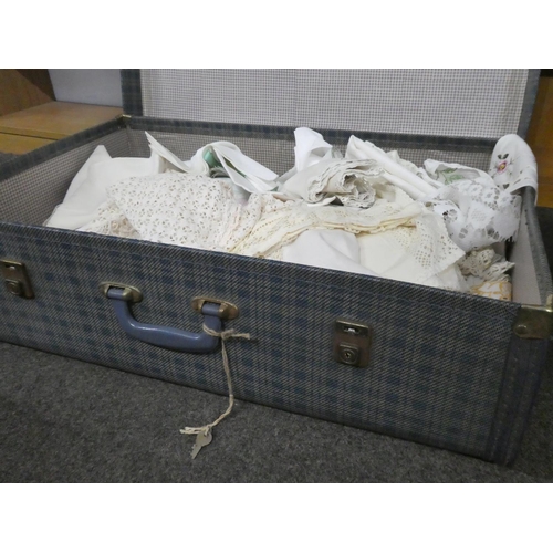 606 - A vintage case & assortment of various linens.
