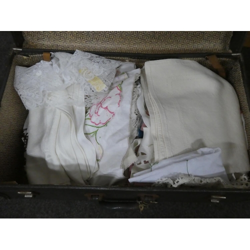 607 - A vintage case & assortment of various linens.