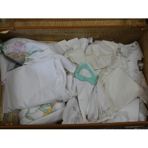 618 - A vintage case & assortment of various linens.