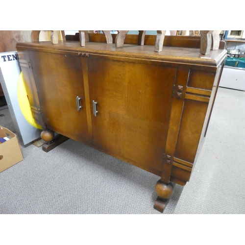 621 - A vintage/ Art Deco style sideboard. (137x48x98cm).