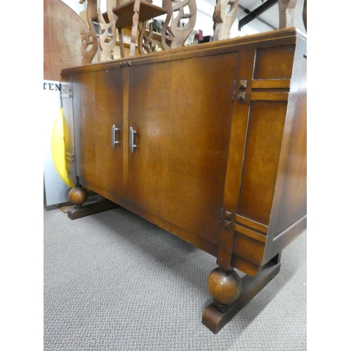 621 - A vintage/ Art Deco style sideboard. (137x48x98cm).