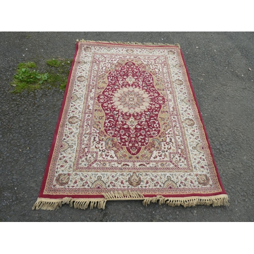 634 - A stunning decorative rug. (Measuring 180x120cm).