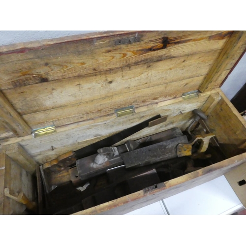 141 - A vintage carpenters tool box and contents.