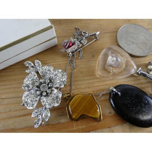 168 - An assorted lot of vintage costume jewellery and a commemorative 1977 coin.