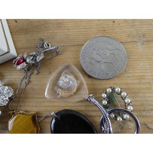 168 - An assorted lot of vintage costume jewellery and a commemorative 1977 coin.