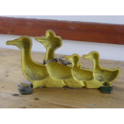 243 - A cast iron 'Geese' doorstop.