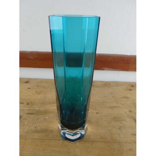 254 - A stunning vintage Swedish glass vase, measuring 26cm.