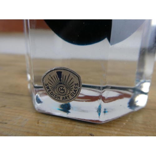 254 - A stunning vintage Swedish glass vase, measuring 26cm.