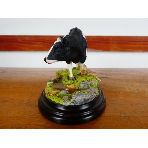 88 - A Country Artist figurine, 'Friesan Cow'.