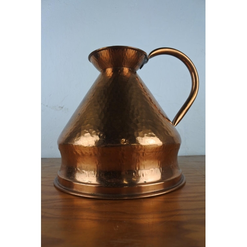 101 - A large copper flagon/ jug, measuring 26cm tall.