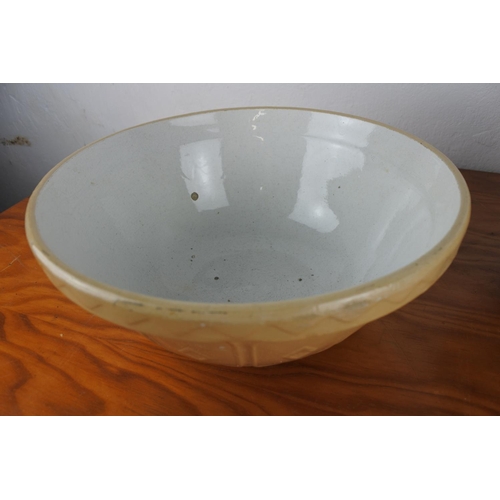 112 - Two Mason Cash baking bowls, measuring 26cm and 30cm wide.