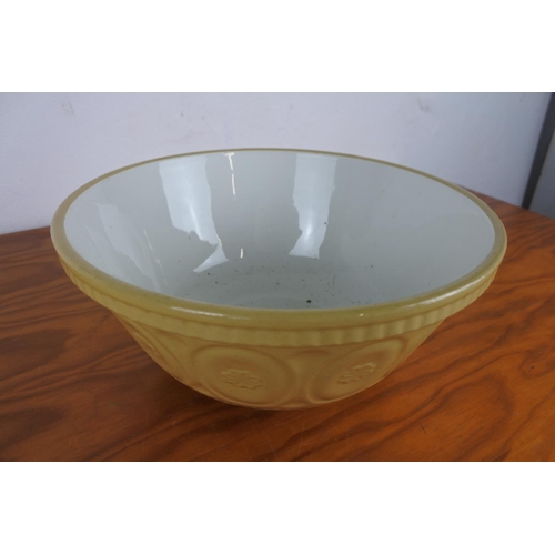 199 - A vintage baking bowl, measuring 26cm.