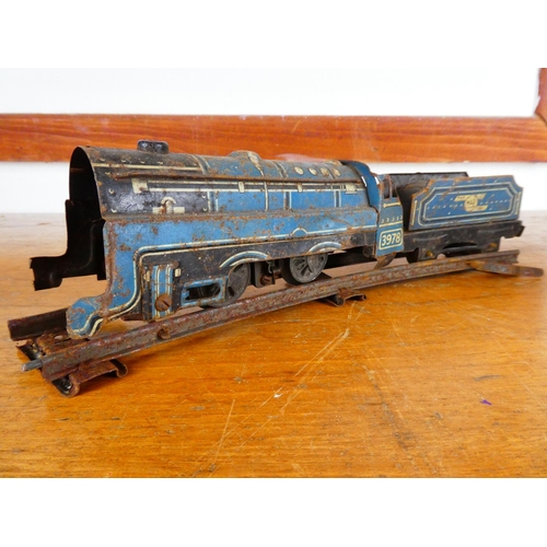 290 - An antique tinplate train, carriages and track (a/f).