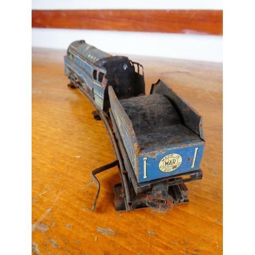 290 - An antique tinplate train, carriages and track (a/f).