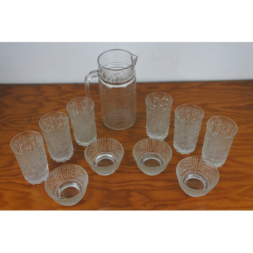 302 - A vintage set of six glasses, water jug and four pudding bowls.