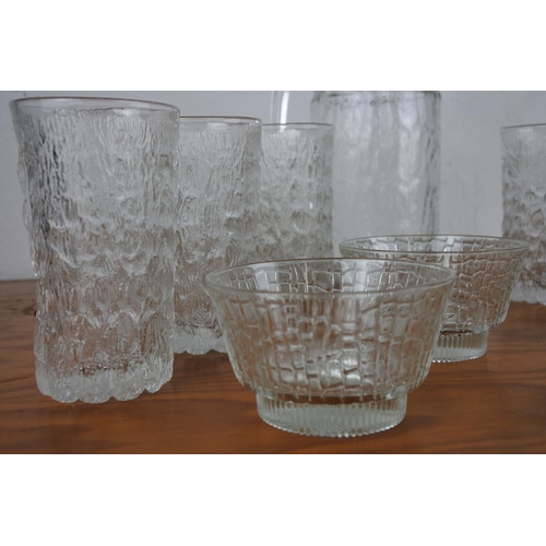 302 - A vintage set of six glasses, water jug and four pudding bowls.