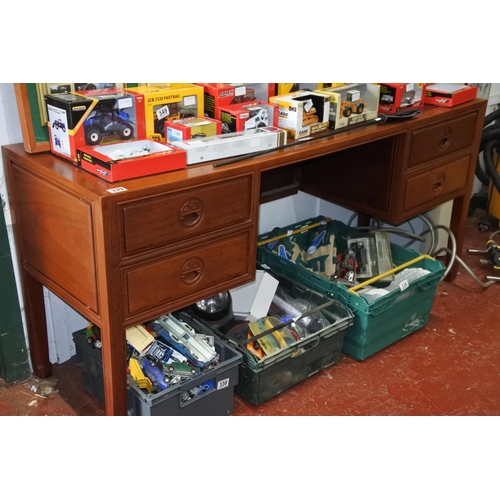 339 - A stunning Chinese style rosewood dressing table/desk, measuring 153cm X 49cm X 70cm.