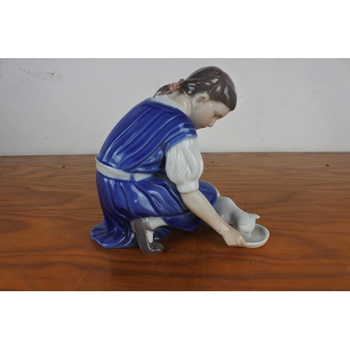 356 - A Royal Copenhagen figurine 421 'Girl with Cat'