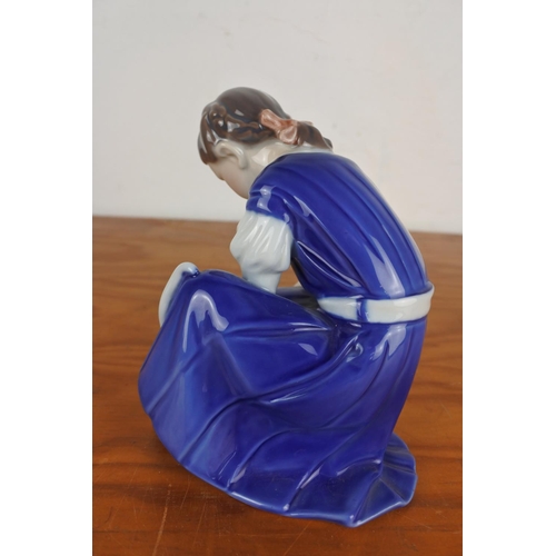 356 - A Royal Copenhagen figurine 421 'Girl with Cat'