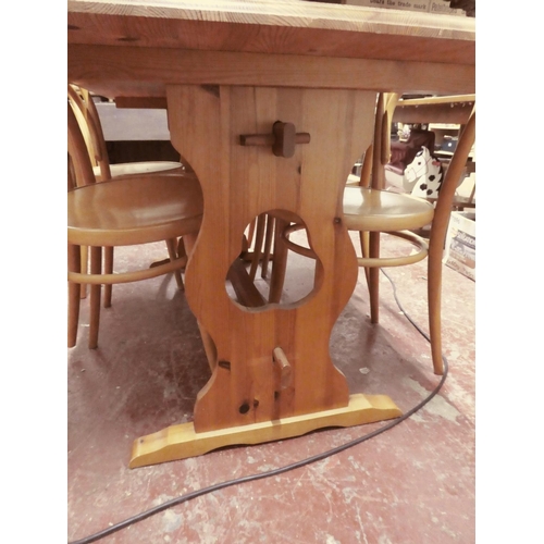 461 - A pine dining room table.