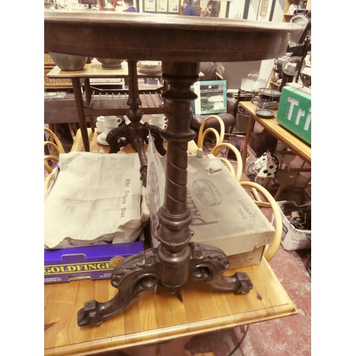 468 - A stunning antique mahogany oval library table.