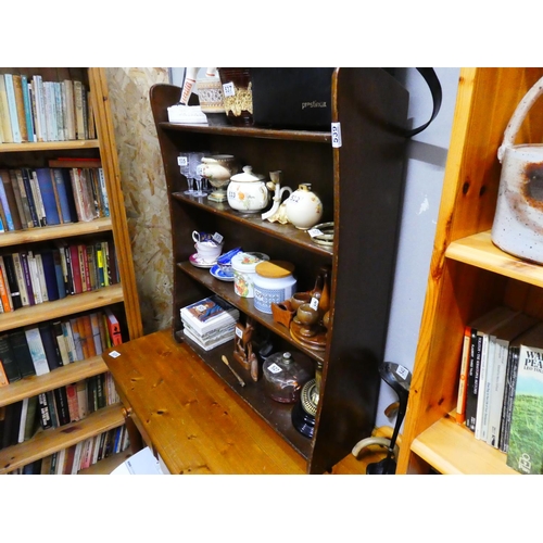 539 - A stylish mahogany bookcase, measuring 90cm X 76cm X 20cm.