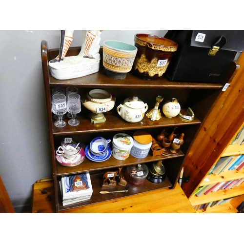 539 - A stylish mahogany bookcase, measuring 90cm X 76cm X 20cm.