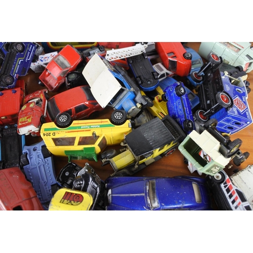 572 - A large lot of collectors cars to include Matchbox, Corgi and more.