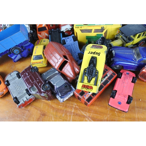 572 - A large lot of collectors cars to include Matchbox, Corgi and more.