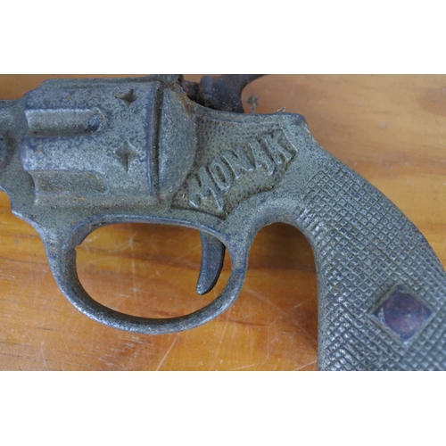 600 - A vintage Mohawk toy gun.