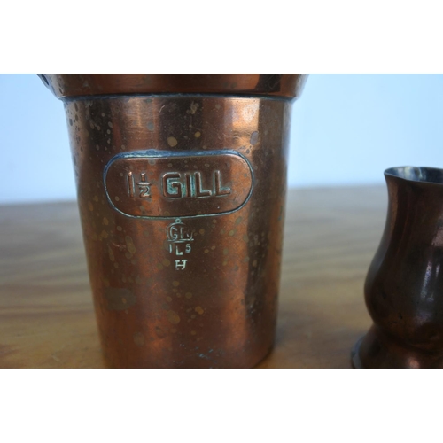 606 - A copper 1 1/2 gill measure and a copper 1/4 gill measure.