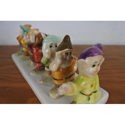 608 - A stunning Walt Disney Snow White and the Seven Dwarfs 'Clover' ceramic toast rack.