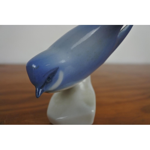 625 - A pottery figurine of a bird.