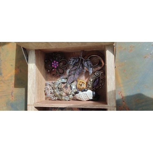 621 - A hand painted cantilever jewellery box and a collection of pin and other brooches.