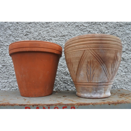 40 - A terracotta planter/flower pot and another, both measuring 20cm in height