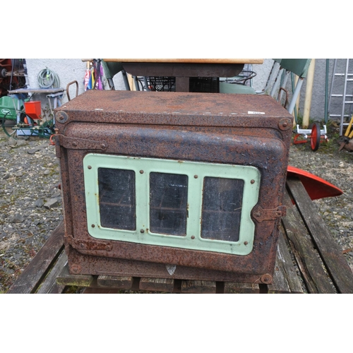 90 - A vintage/ antique egg incubator, measuring 54cm x 44cm x 31cm roughly.