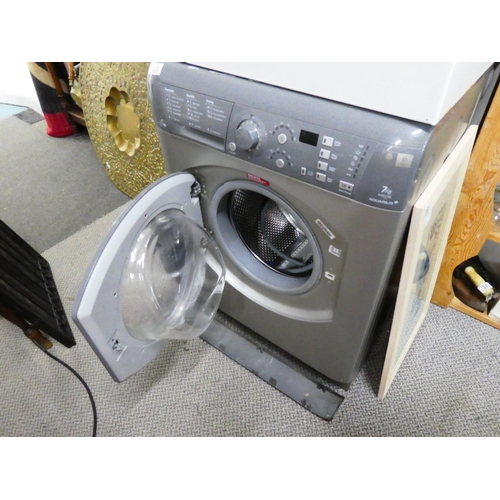 33 - A Hotpoint Aquarius 7kg washing machine/tumble dryer.